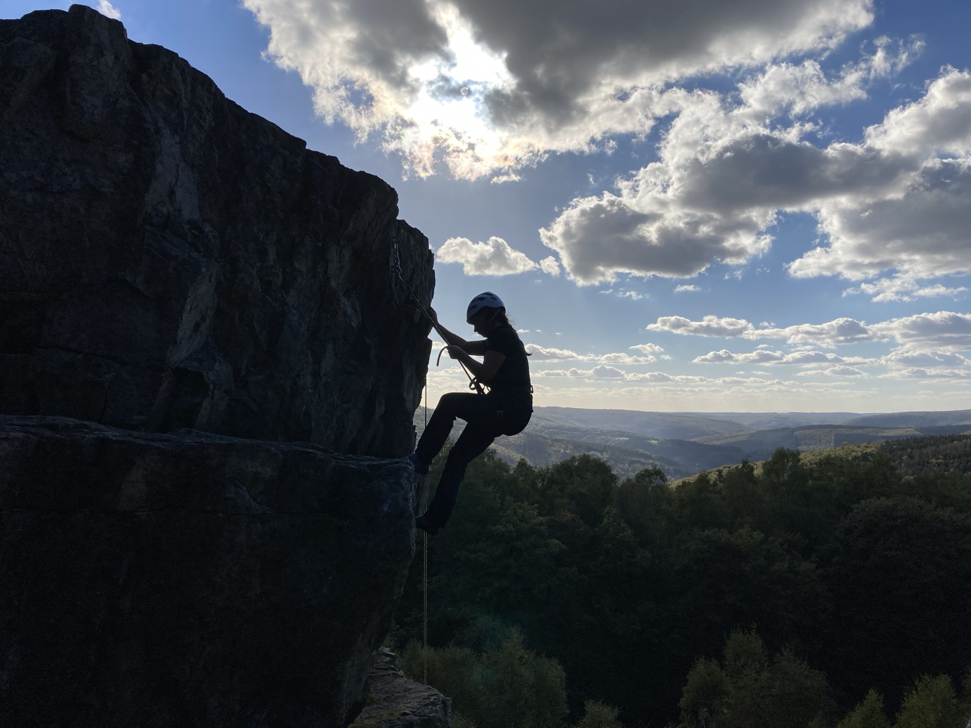 Judith klettert an einer Felswand in der Abendsonne