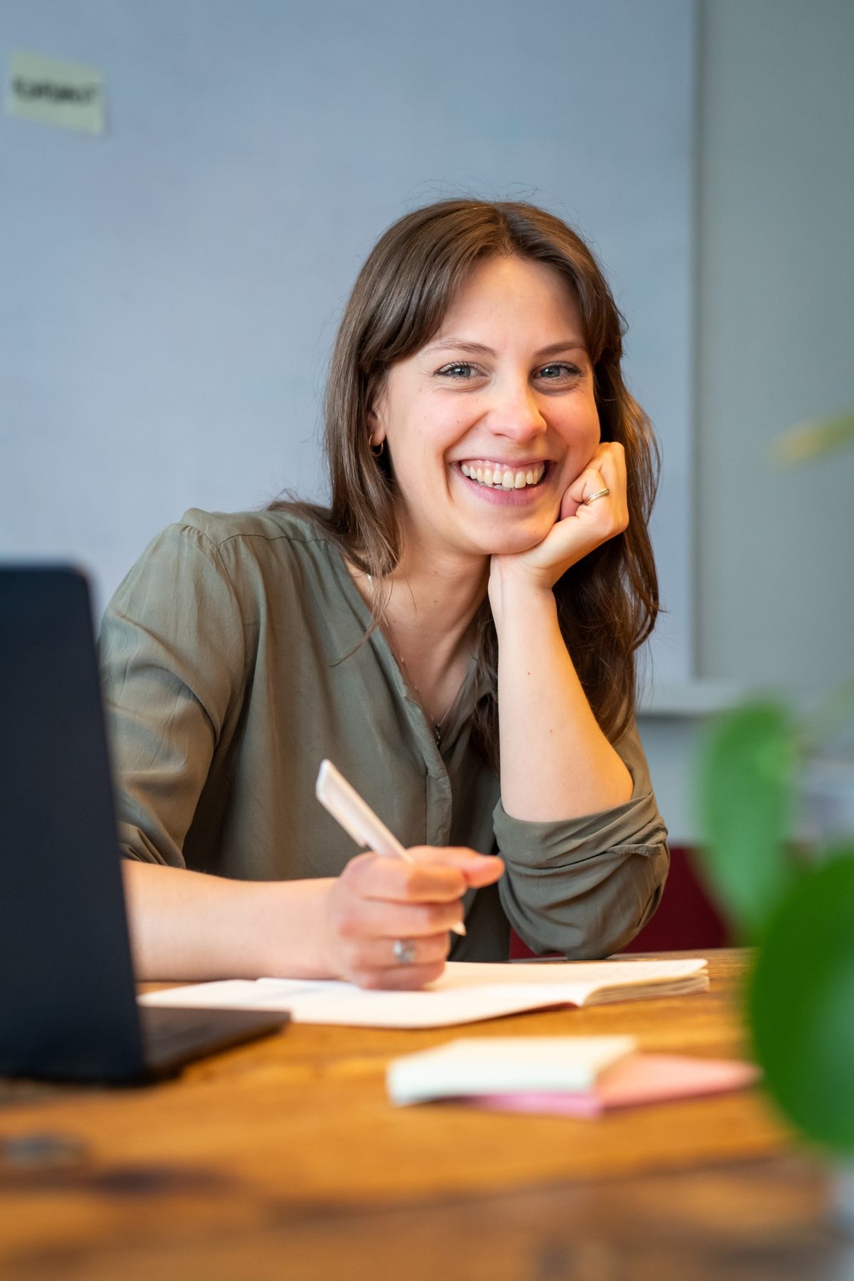 Judith Konrad, Psychologin und Leadership-Coach, im Gespräch am Schreibtisch
